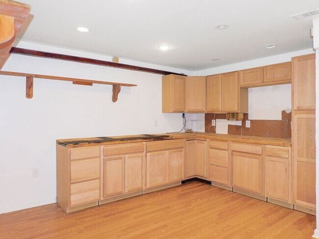 Building Photo - Colonial with Sunroom and Finished Basement