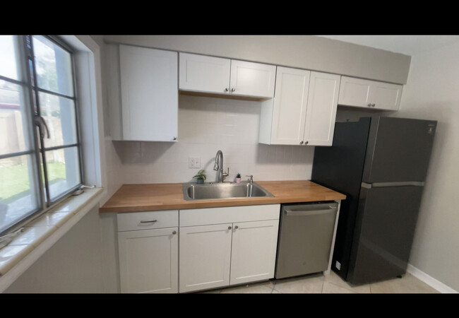 New dishwasher, microwave and stainless steel fridge and stove - 841 S Bumby Ave