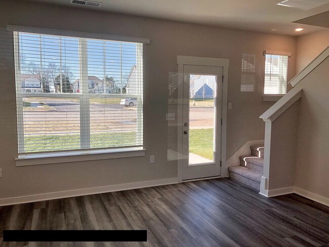 Building Photo - "Charming 3-Bed Townhouse with Granite Acc...