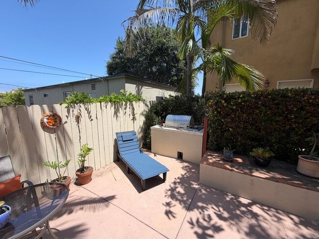 Building Photo - 4437 Mentone St