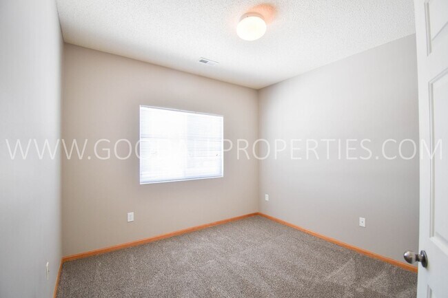 Building Photo - 2 Bedroom 2 Bath Condo with 1 car detached garage