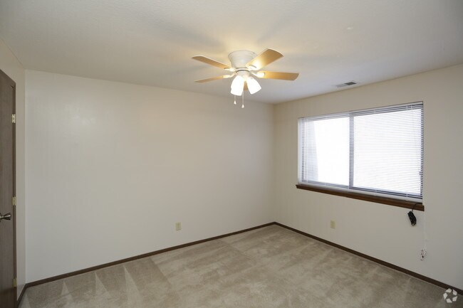 Trianon Apartments Townhomes Topeka Ks Apartment Finder Building Photo Trianon Apartments Townhomes