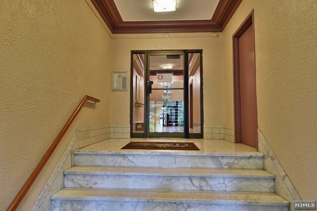 Building Photo - 100 E Palisade Ave