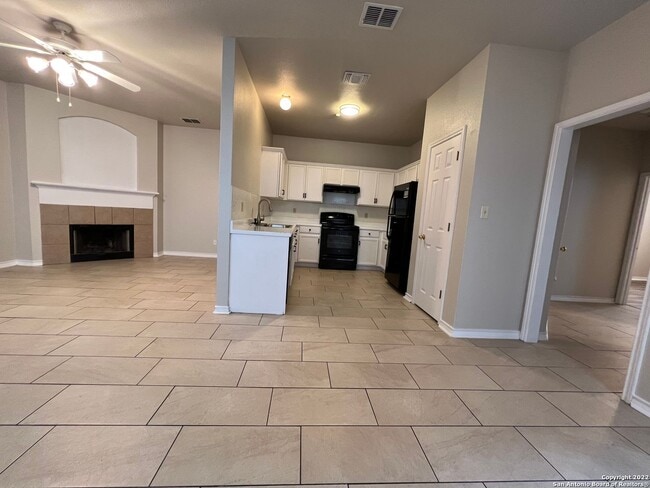 Building Photo - 2 Bedroom 2 Bath with Garage
