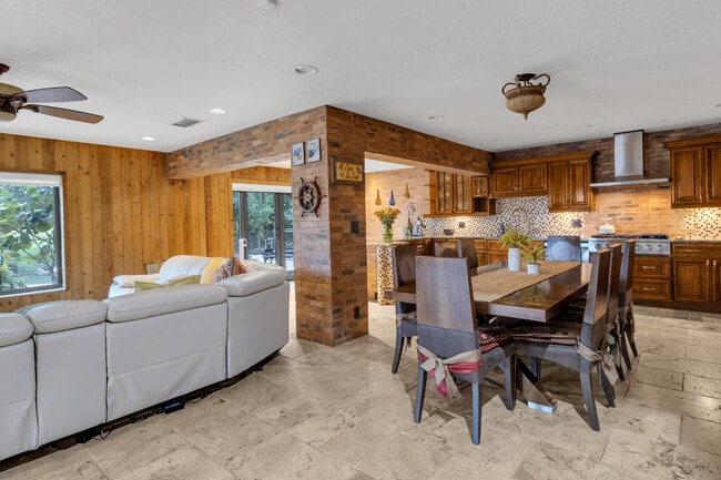 Building Photo - 13400 N Calusa Club Dr