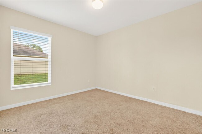 Building Photo - 1100 NE 36th St