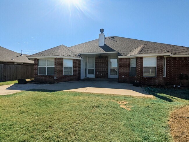 Building Photo - Beautiful 3 Bedroom Home with Study, Fireplace & Fenced Backyard!