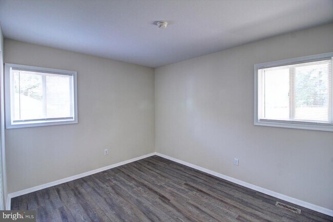 Building Photo - 285 Pinoak Dr