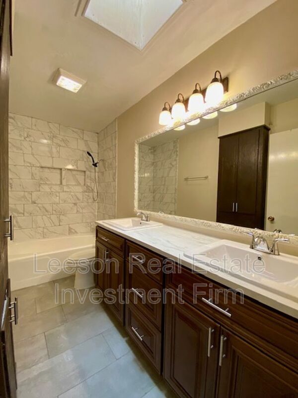 Building Photo - 2320 Melrose Ave