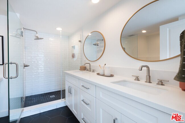 Building Photo - 839 Larrabee St