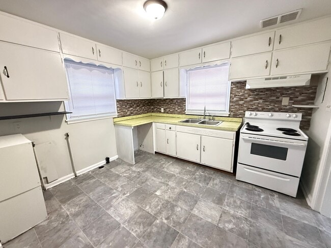 Building Photo - 2825 Amherst Rd