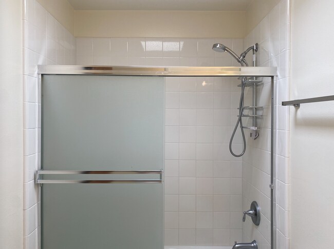 Building Photo - HUGE Charming 2BR/1BA Flat! Downtown! Laundry On-Site! Parking! -PROGRESSIVE