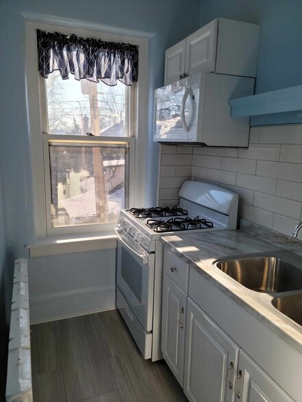 Kitchen - 100 Oxford St N