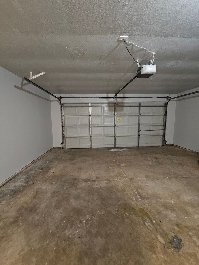 Building Photo - (3) Bed/(1.5) Bath in Noble Avail NOW!