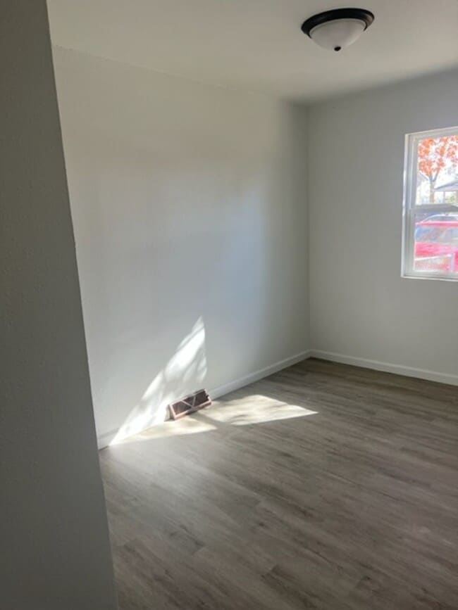Building Photo - Spacious 3 bedroom 2 bath home with fenced...