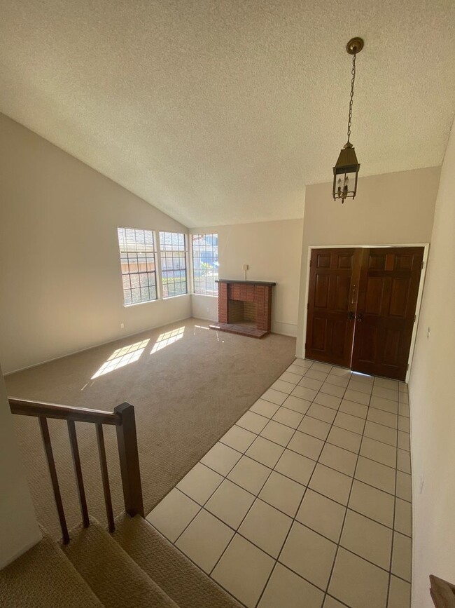 Building Photo - Large 4 Bedroom / 2.5 Bath House in Foster...