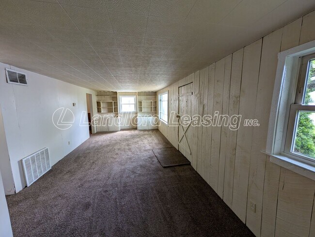 Building Photo - Quaint 3 Bedroom Home with Garage.