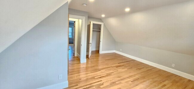 Building Photo - 28 Oakley St