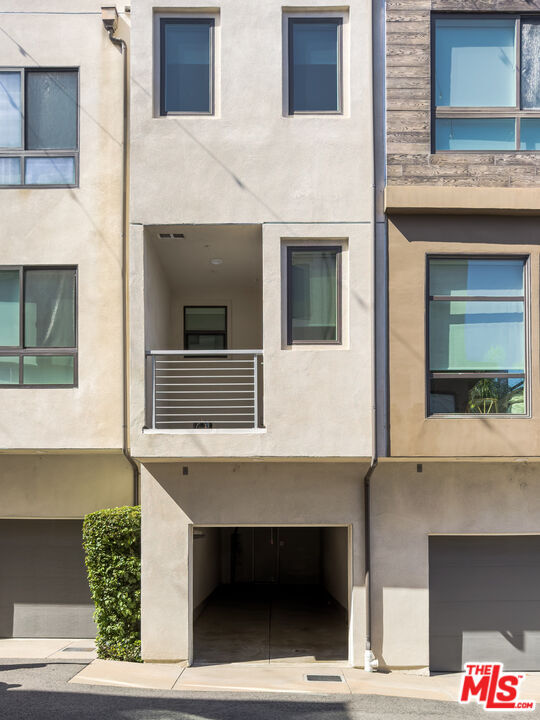 Building Photo - 2111 N Cahuenga Blvd