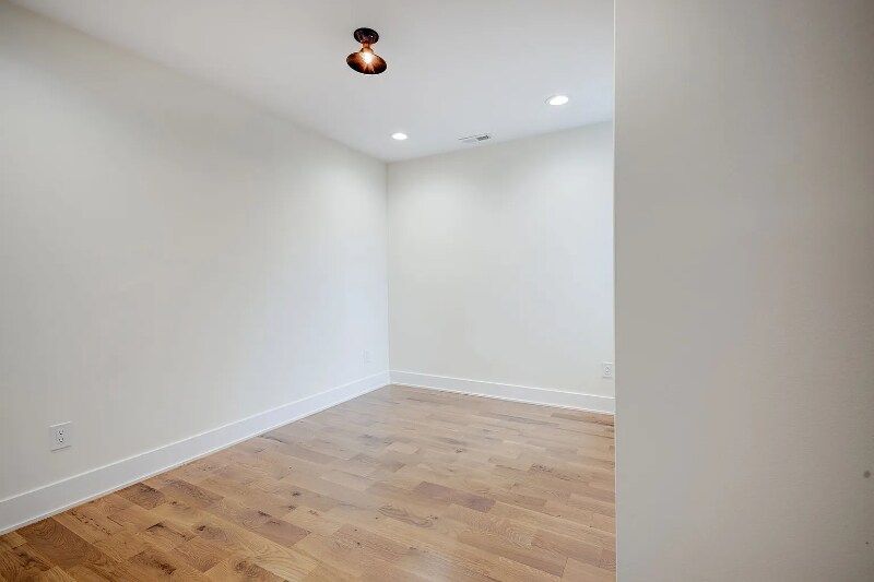Building Photo - 2835 Diamond Dr