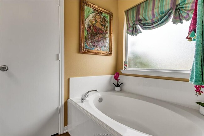 Building Photo - 1031 Fallbrook Loop