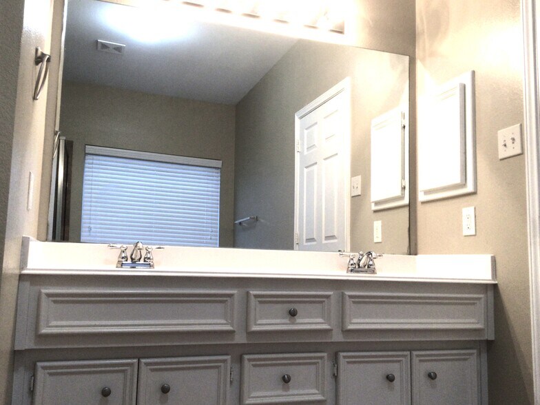 Building Photo - 2718 Lakecrest Way Dr