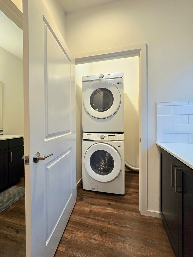 Building Photo - 4 Bedroom Townhome in Monroe - Pet Friendly - 1/2 1st Month Rent!