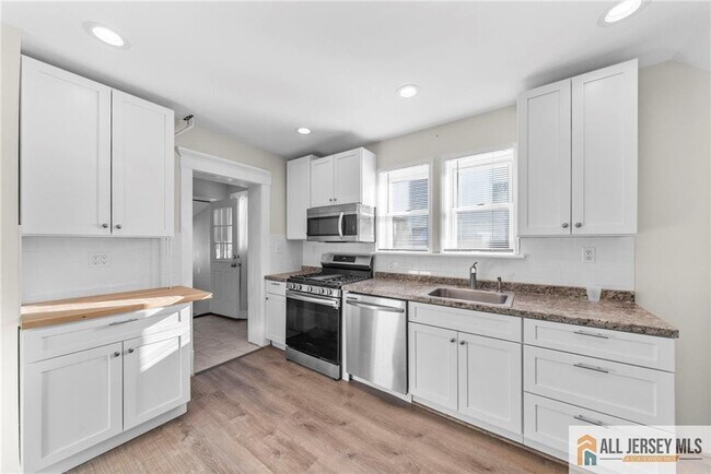 Building Photo - 34 Maple Ave