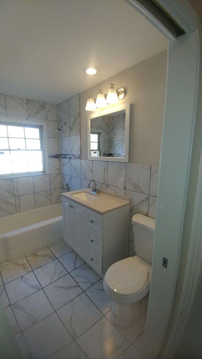 Building Photo - Charming 2 bedrooms and 1 bath home located on Sagamore Rd in Leawood, KS