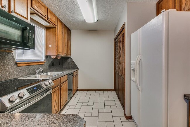 Building Photo - 1204 N Crawford Ave