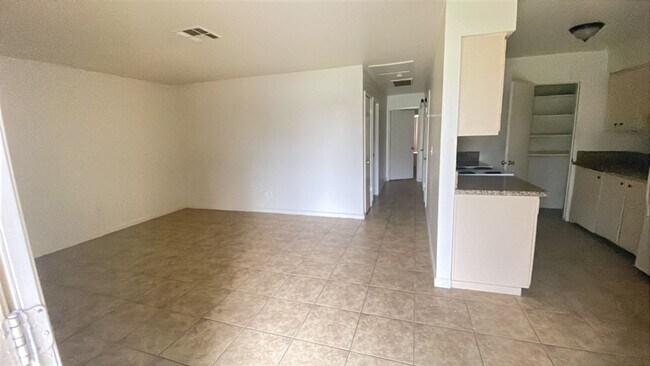 Building Photo - 3052 W Pontiac Way