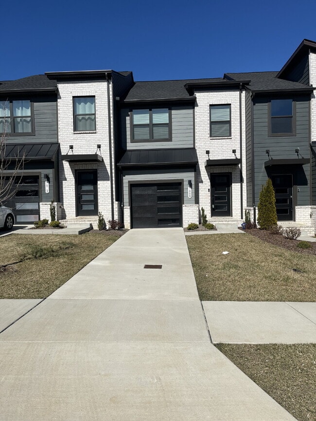 Building Photo - "Charming 3-Bedroom Townhouse with 2.5 Baths on Riverbrook Drive – Your Perfect Gallatin Retreat!"