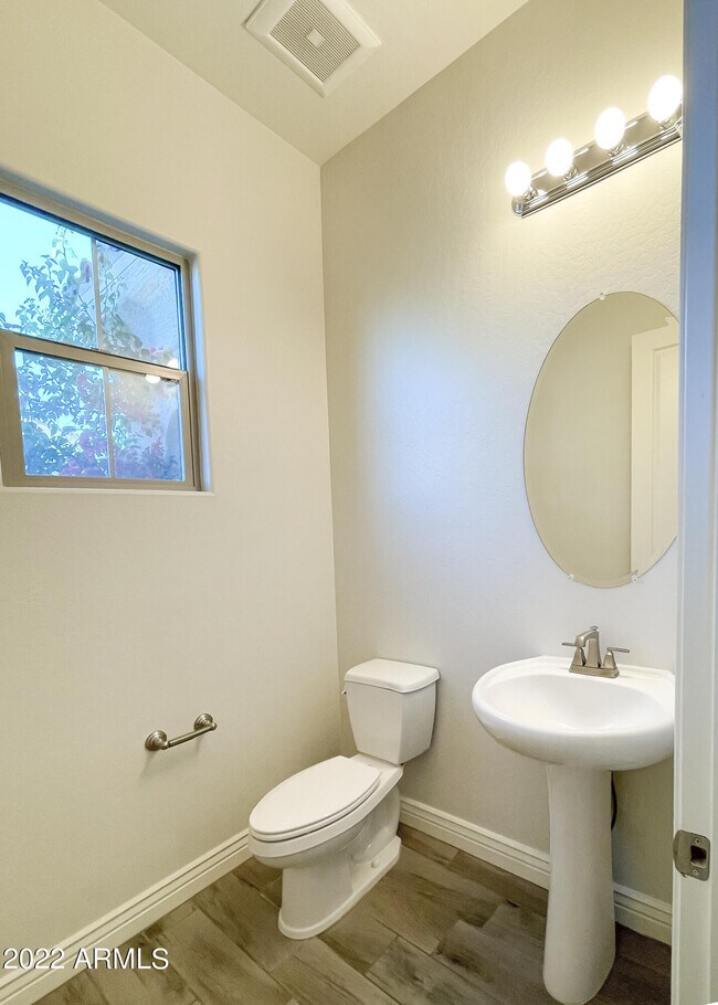 Building Photo - 2902 E Ebony Dr