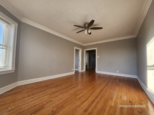 Building Photo - 652 E 81st St