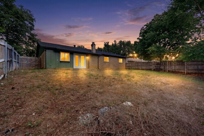 Building Photo - 2606 Hilldale Blvd