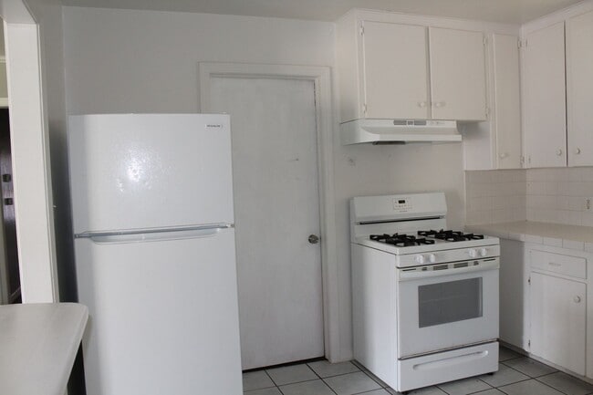 Building Photo - Comfy & Practical!