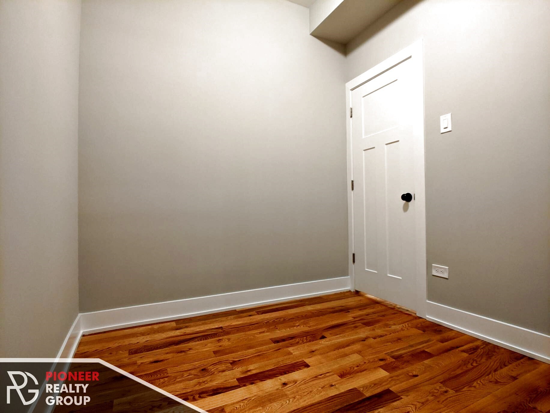 Building Photo - 635 W Oakdale Ave