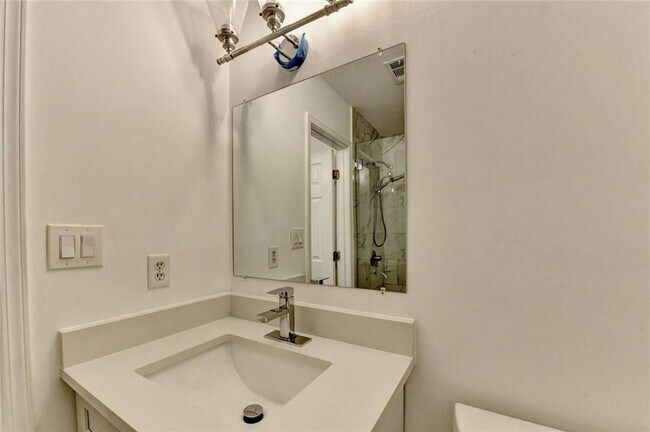 Building Photo - 4101 Pine Heights Dr NE