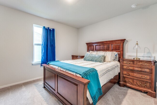 Building Photo - SPACIOUS 4-BEDROOM HOME IN BELLA ROSA