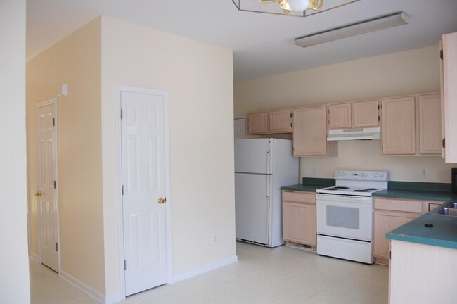 Building Photo - Student Friendly Huge 4 BR house, 5 minute...