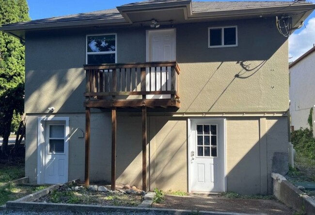 Building Photo - Large Home with Spiral Staircase in York N...