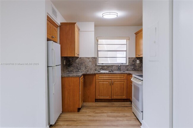Building Photo - 8870 Fontainebleau Blvd