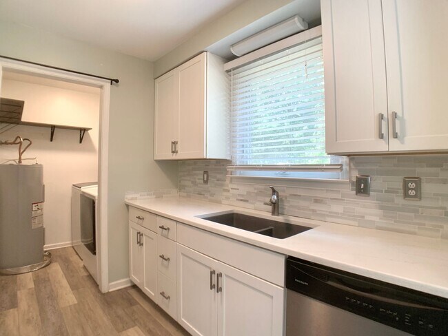 Building Photo - 719 Spees Dr