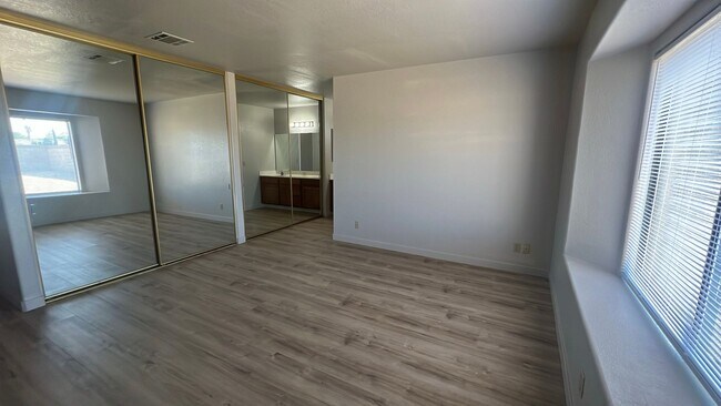Building Photo - East Lancaster Home