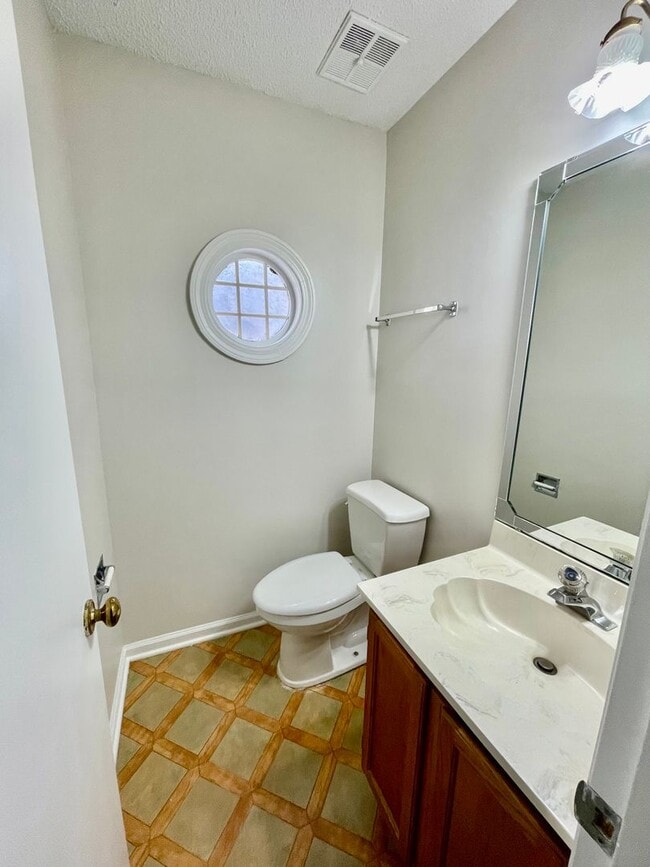 Building Photo - Welcome to this beautiful 5-bedroom, 2.5 bathroom home located in the vibrant city of Charlotte, NC