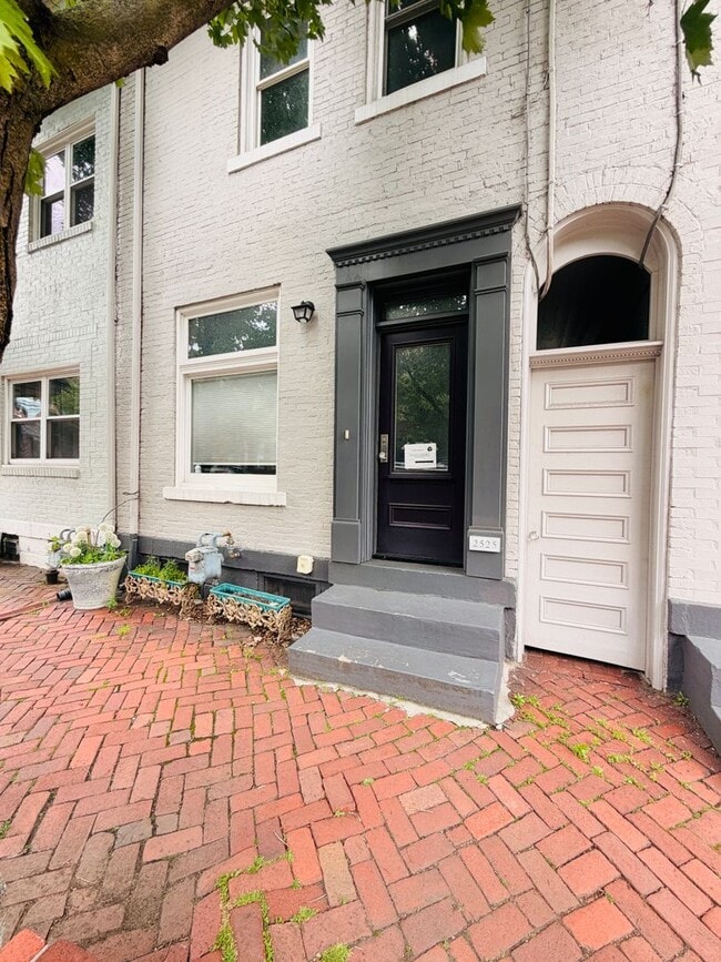 Building Photo - Lovely 3 story home with en-suiteS and private outdoor patio!