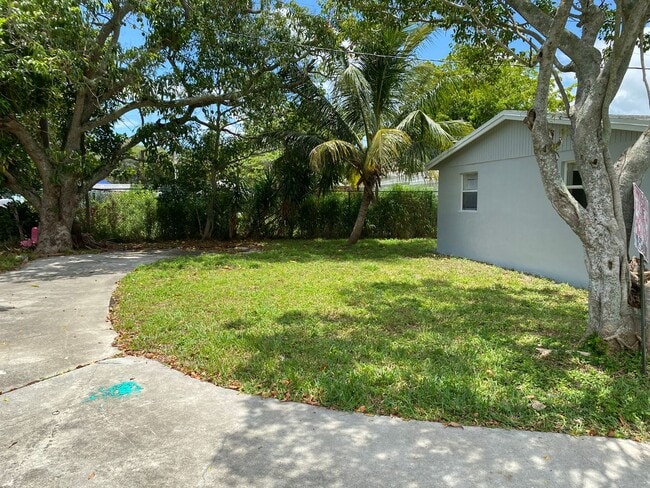 Building Photo - *** LARGE 4 BEDROOM SINGLE FAMILY HOME!***