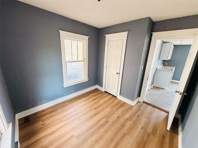 Building Photo - 528 Chenango St