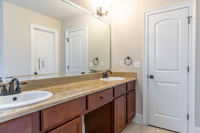 Building Photo - 515 Palm Breeze Dr