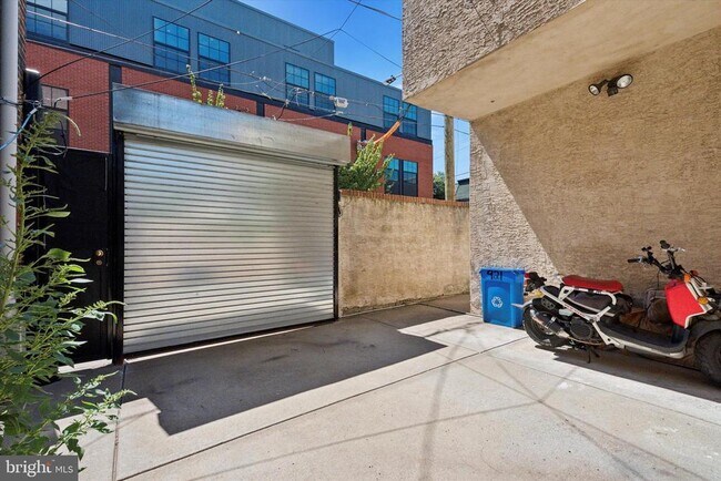 Building Photo - 921 N 28th St